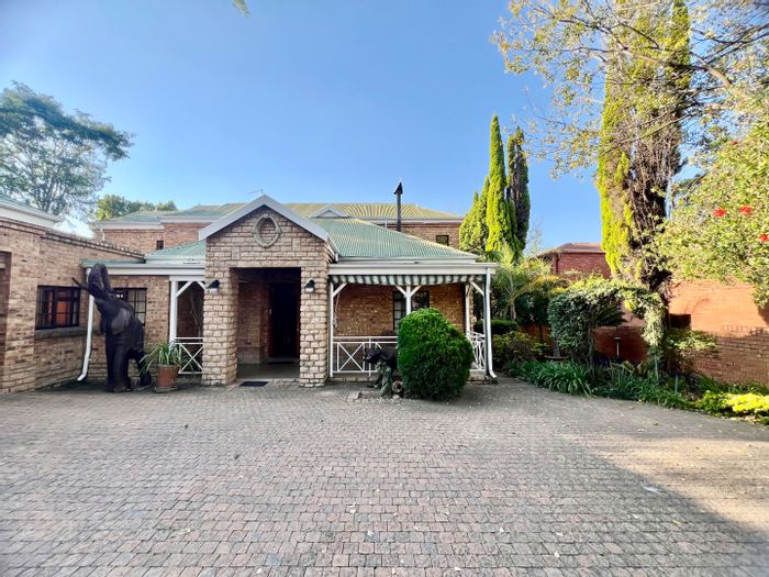 For Sale: House in Woodhill Golf Estate with pool, study, and entertainment area.