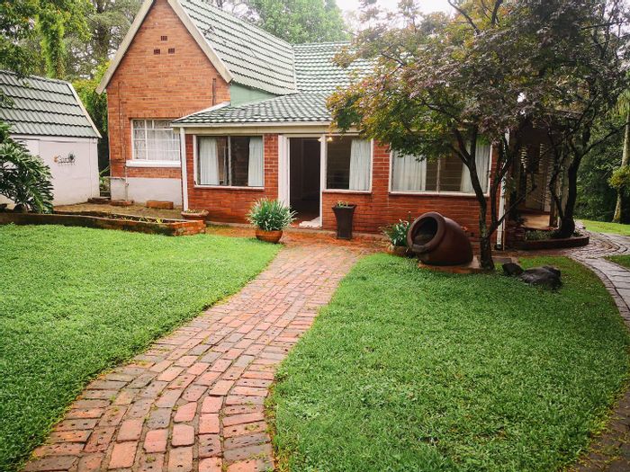 Spacious 4-bedroom house in Prestbury with garden, parking, and convenient amenities. To Rent.