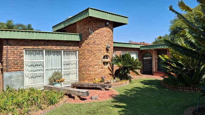 For Sale: Versatile 7-bedroom house in Dorandia with pool and expansive yard.