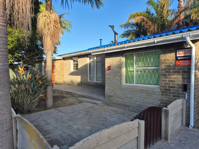 3 Bedroom House to Rent in Knysna Central, near schools and shops.