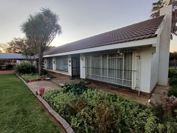 House for Sale in Meiringspark Ext 2: Pool, lapa, study, double garage.