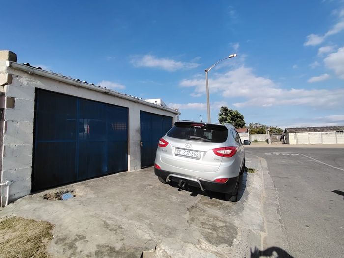 Kleinvlei House For Sale: 2 Bedrooms, En-Suite, Large Yard, Garage for 3 Vehicles.