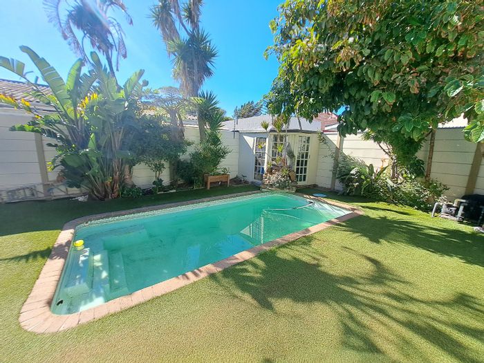 Lansdowne House For Sale: 4 beds, pool, income-generating apartment, ample parking.