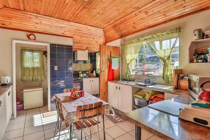 For Sale: House in Comet, 2 beds, 2 baths, 3-car garage, spacious layout.