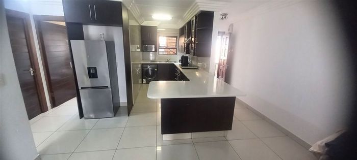 Ravenswood Townhouse For Sale: 2 Bedrooms, pool, covered carports, en-suite bathroom.