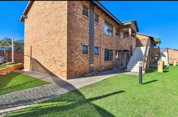 Witfield House For Sale: 2 beds, garden, parking, security, private patio.