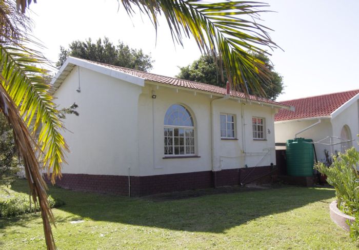 Townhouse in Aston Bay To Rent: 2 beds, private patio, garage, pet-friendly.