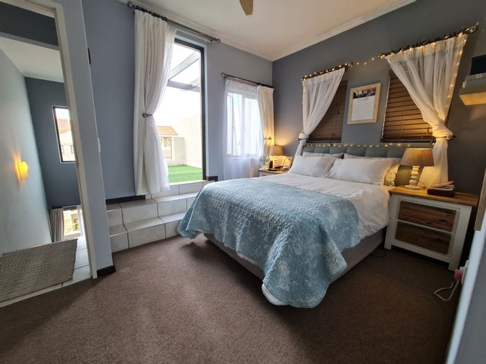 Paulshof Apartment For Sale: 1-bed loft, rooftop terrace, 24-hour security, ideal for entertaining.