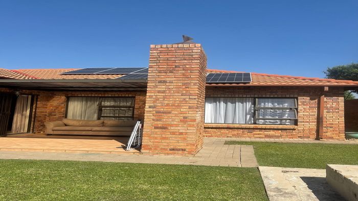 House To Rent in Willow Park Manor: 3 Bedrooms, security, garden, braai area.