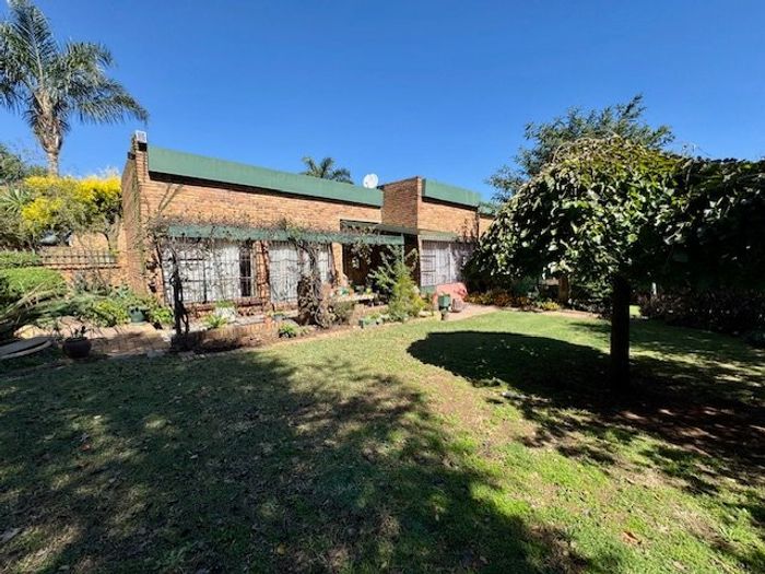 Farrarmere House For Sale: 4 bedrooms, entertainment area, double garage, rental potential.