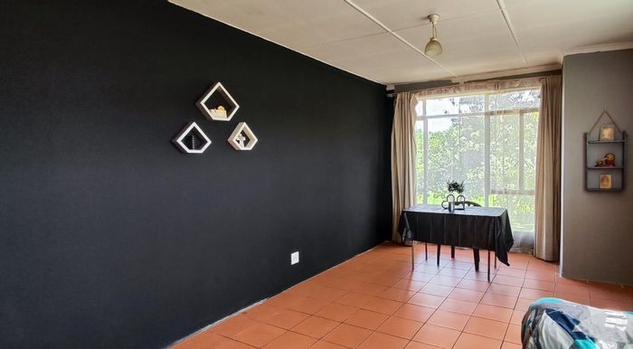 Ravensklip Apartment For Sale: 2 Bedrooms, secure parking, close to amenities.