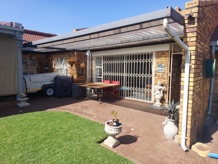 Bartlett House For Sale: 2 beds, 2 baths, gated community, double garages, garden.