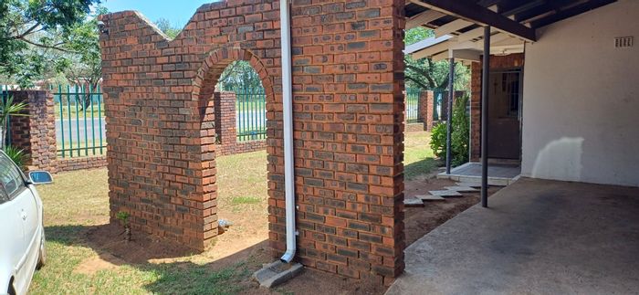 Impala Park House For Sale: 3 Bedrooms, dual access, ideal for home and business.