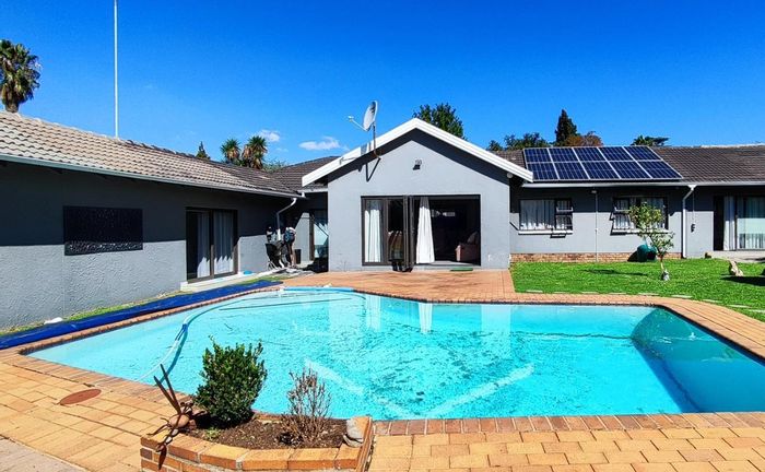 For Sale: Spacious Atlasville house with flat, pool, study, and ample parking.