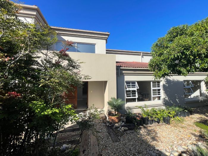 Versatile House for Sale in Cutty Sark: 6 Bedrooms, Dual-Living, Ocean Views.