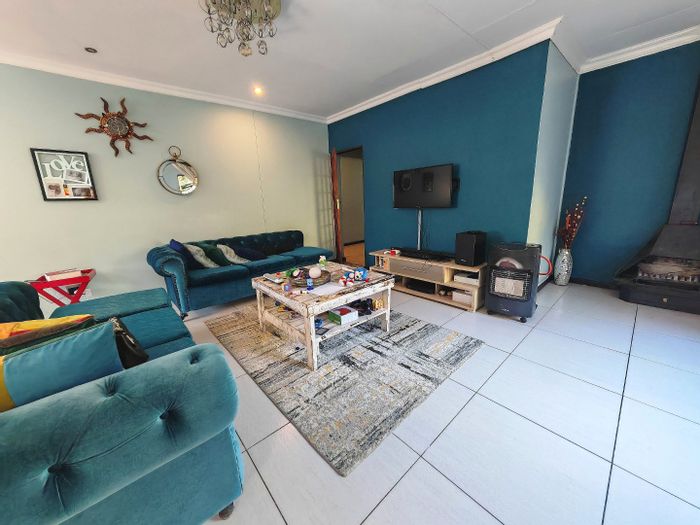 Bayswater House For Sale: Spacious living, pool, two flats, and ample parking.