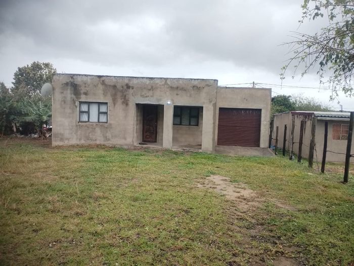 House for Sale in Mzingazi: 2 beds, garage, large yard, near amenities.