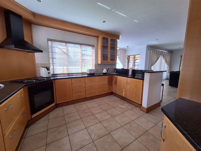 Lakefield House For Sale: 4 Bedrooms, 2 Bathrooms, Family Room, Scullery.