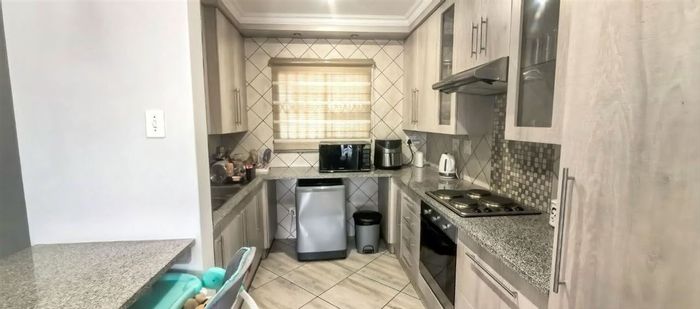 Townhouse in Comet For Sale: 2 Bedrooms, 2 Bathrooms, Garage, Flexible Layout.