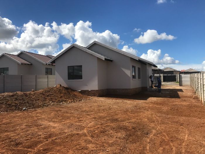 For Sale: House in Dobsonville with 3 bedrooms, en-suites, and gated community access.