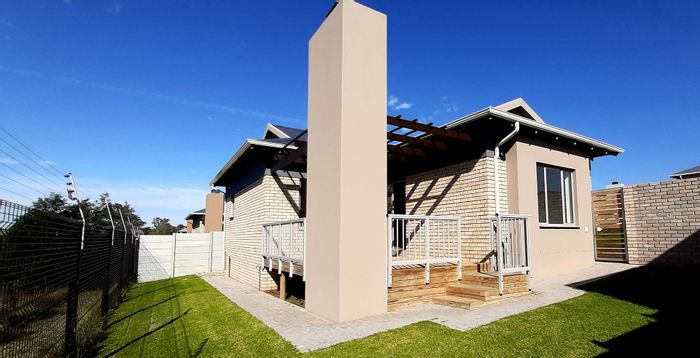 For Sale: House in Mooikloof Country Estate, 3 beds, double garage, private garden.