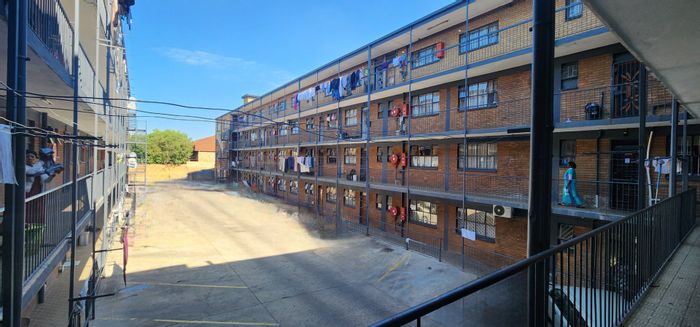 Laudium Apartment For Sale: 4 Bedrooms, 24-Hour Security, 3 Parking Spaces.