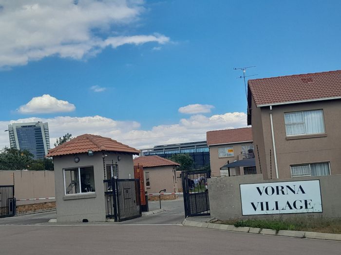 Vorna Valley Apartment For Sale: Ground floor, 2 beds, pool, secure complex.