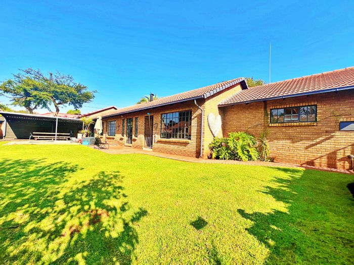 Wierda Park House For Sale: 4 bedrooms, pool, inverter system, and spacious patio.