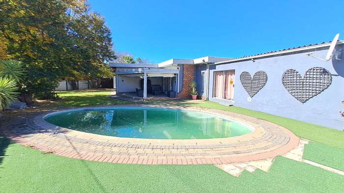 Fichardt Park House For Sale: Spacious 4-bedroom, pool, entertainment areas, and garage.