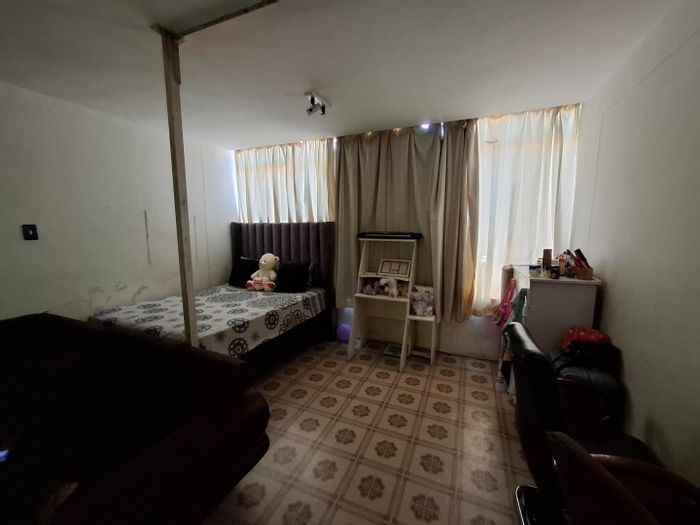 For Sale: House in Arcadia with rental income, secure complex, investment potential.