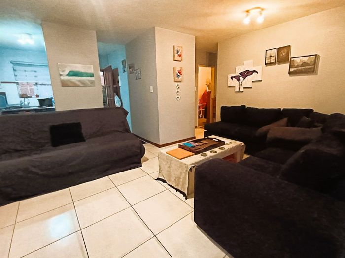 Die Hoewes Apartment To Rent: 2 beds, pool, garage, near amenities.