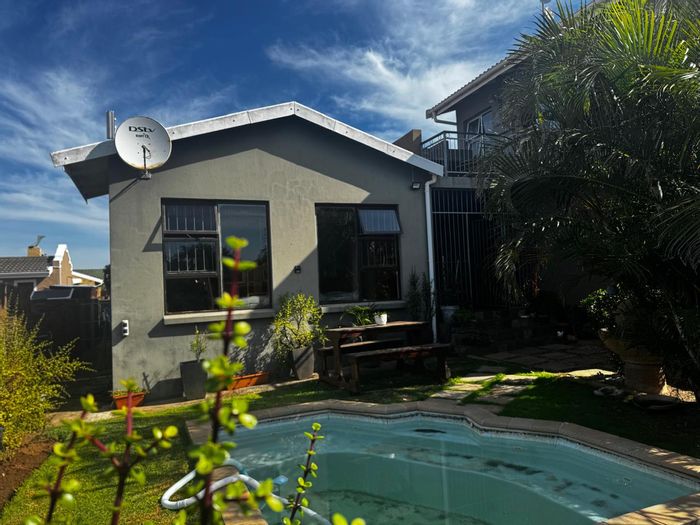 For Sale: House in Noorsekloof with pool, sea views, and flexible bonus room.