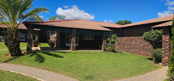 Townhouse For Sale in Vaal Marina Central: 3 beds, pool, waterfront access, secure complex.