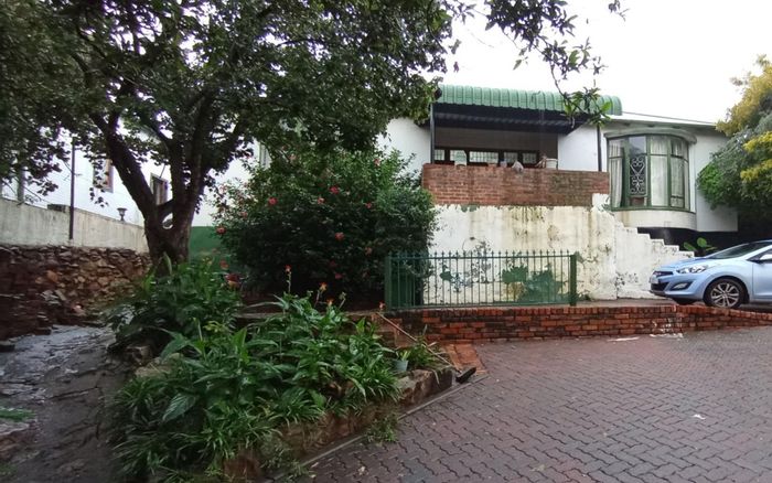Kensington House For Sale: 3 Bedrooms, dual living units, flatlet, and carport.