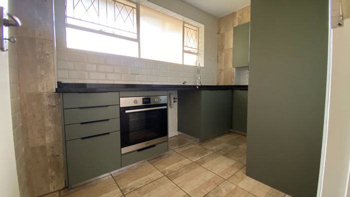Lynnwood Apartment To Rent: 2 beds, balcony, garage, secure estate, fiber ready.