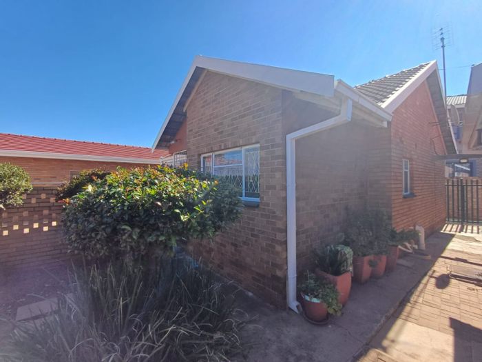 Flamwood Townhouse For Sale: 1 bed, garage, low levies, secure complex.