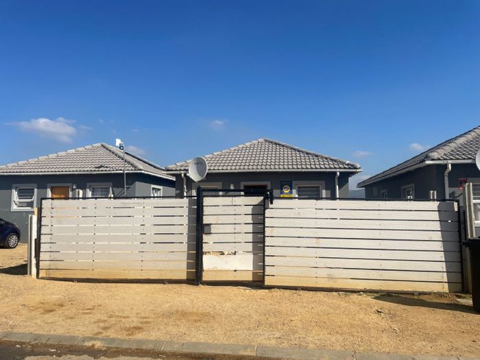 House for Sale in Paarl Rural: 3 Bedrooms, Open-Plan Living, Secure Parking.