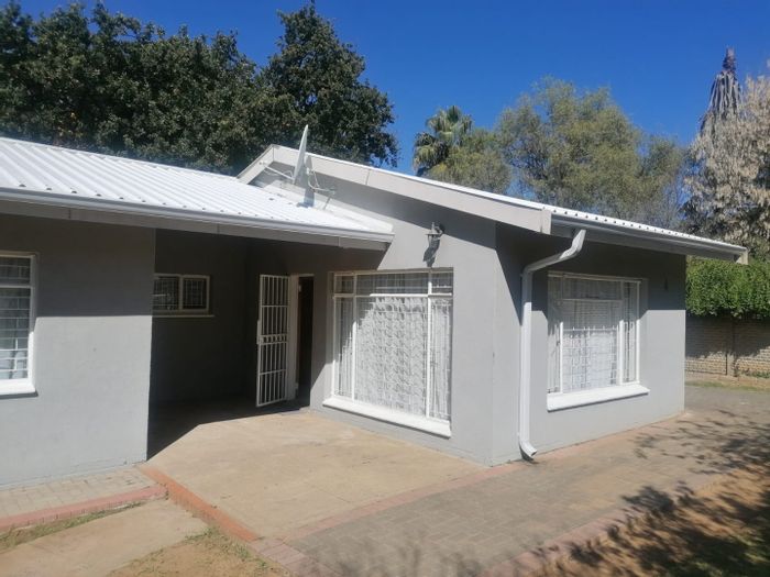 Ladybrand Central House For Sale: 3 beds, spacious yard, near schools, potential for expansion.