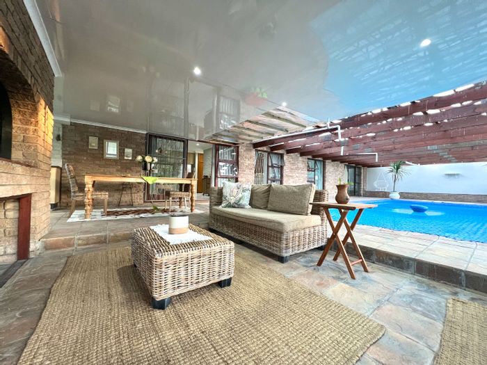 Walmer Downs House For Sale: 4 beds, indoor pool, flatlet, double garage.