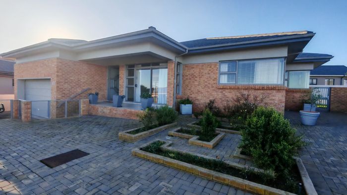 For Sale: House in Monte Christo with 24-hour security, double garage, and office nook.