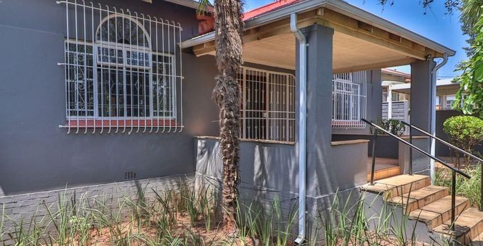 Charming Orange Grove house for sale with pool, garden, and study space.
