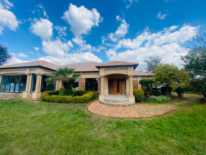 Bredell Farm For Sale: 10 bedrooms, guest house potential, expansive yard, ample parking.