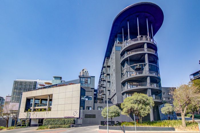 Apartment To Rent in Sandton Central: Rooftop pool, cinema, restaurants, co-working spaces.