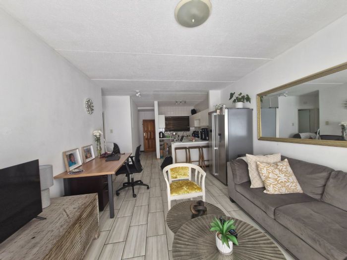 Buccleuch Townhouse For Sale: 2 Beds, 1 Bath, pool, garden, secure complex.