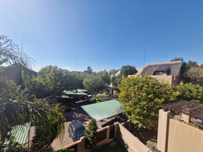 Sunninghill Townhouse For Sale: 2 beds, loft, rooftop terrace, pools, tennis court.