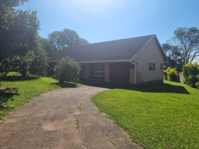 For Sale: House in Hazelmere with 3 bedrooms, garage, and expansive yard.