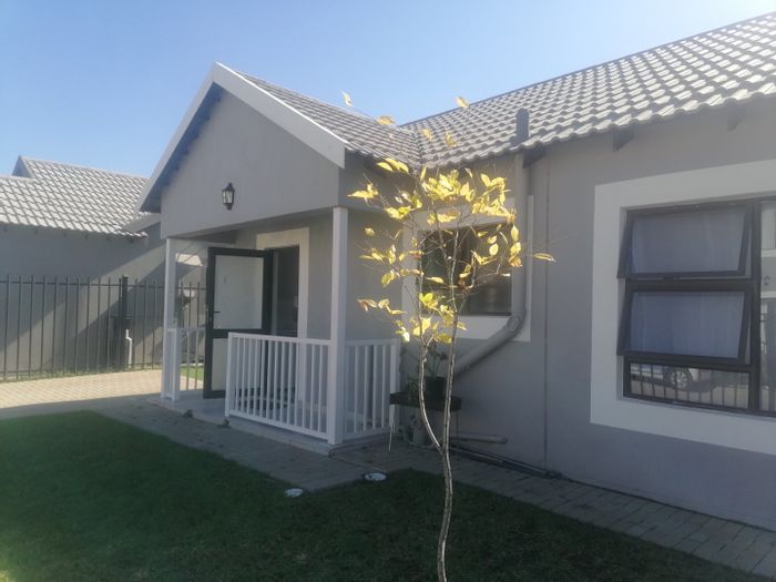Arcata Estate Townhouse For Sale: 2 Bedrooms, fenced yard, 24-hour security, pet-friendly.