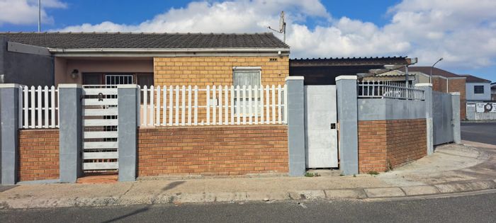 2 Bedroom House in Lentegeur For Sale with Garage and Ample Parking