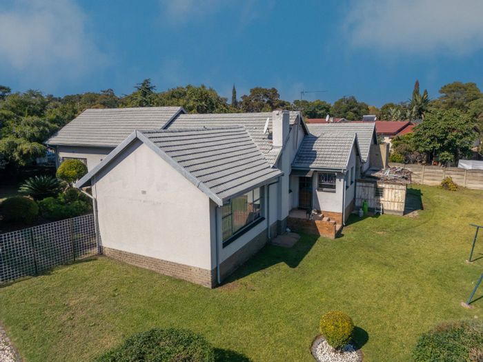 For Sale: Spacious Croydon House with 4 Bedrooms, Garden, Double Garage, and Parking.