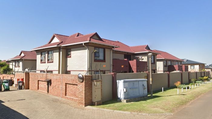 New Market Park Apartment For Sale: 2 Bedrooms, Private Garden, Secure Parking.